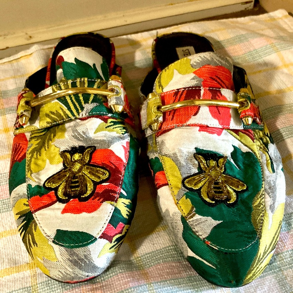 Steve Madden Floral mule with Bee size 9M